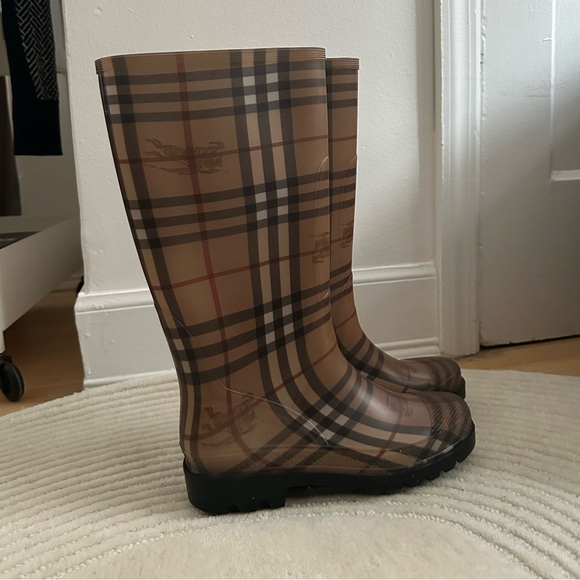 Burberry rain boots with classic plaid design - Picture 3 of 3